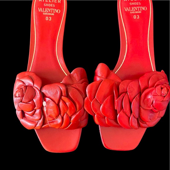Valentino - Atelier Valentino Garavani - Red leather floral appliqué flat sandal - Picture 4 of 16